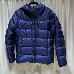 Like New Patagonia Large fits Roy 800 fill down puffer, blue size large